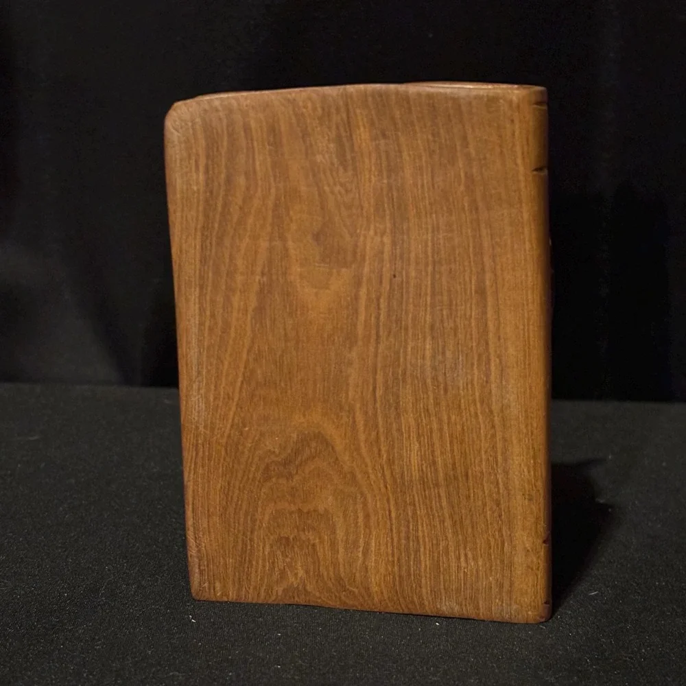 Wooden Giraffe Bookends: Hand-Carved Animal Shelf Decor